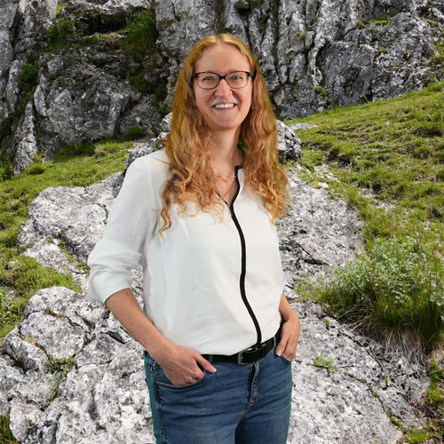 Close-up of Lisa Mammitzsch, outdoors, in a white shirt, smiling.